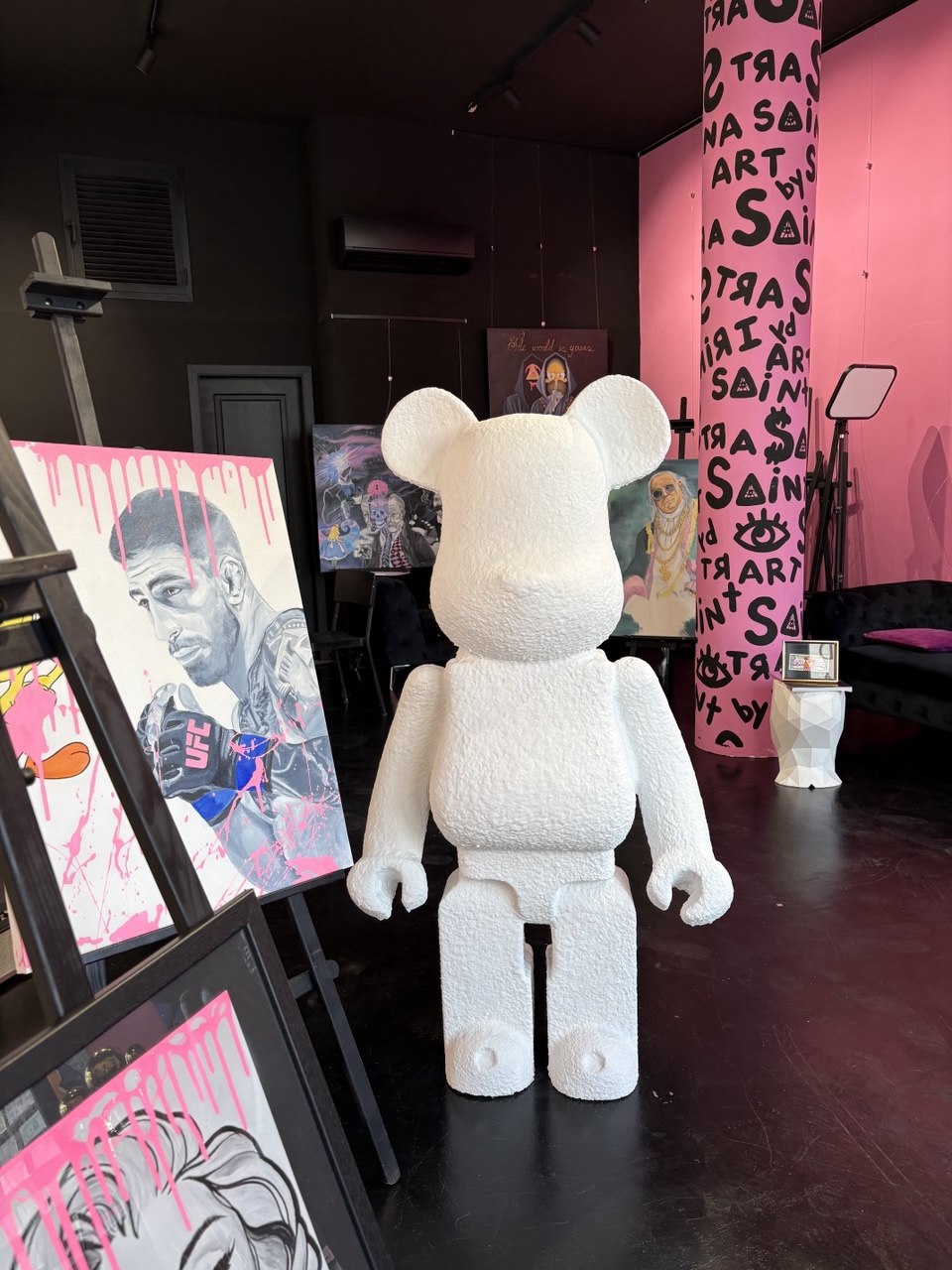 Escultura Money Bear White · Irina Saint · Saint Gallery Ibiza